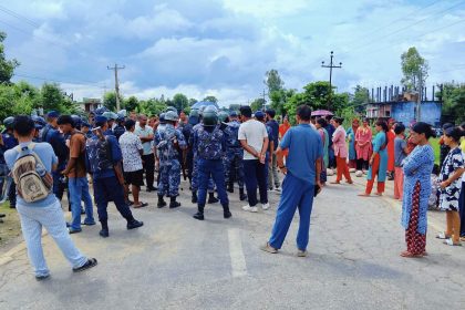 इभी हाइसको ठक्करबाट बालिकाको मृ’त्यु, आफन्तद्वारा पूर्व–पश्चिम राजमार्ग अवरुद्ध