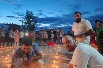भोटेकोसी बाढीमा ज्यान गुमाएकाप्रति महेन्द्रनगरमा दीप प्रज्वलन