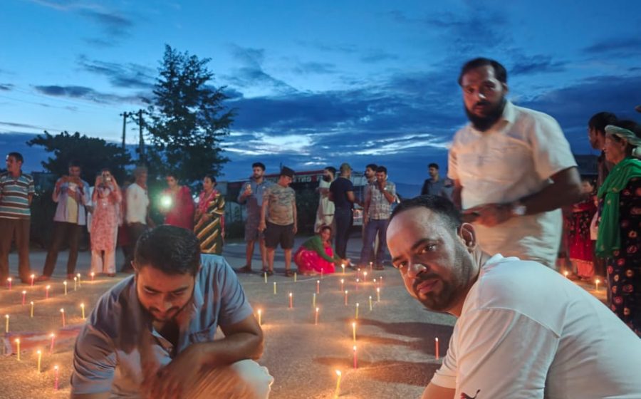 भोटेकोसी बाढीमा ज्यान गुमाएकाप्रति महेन्द्रनगरमा दीप प्रज्वलन